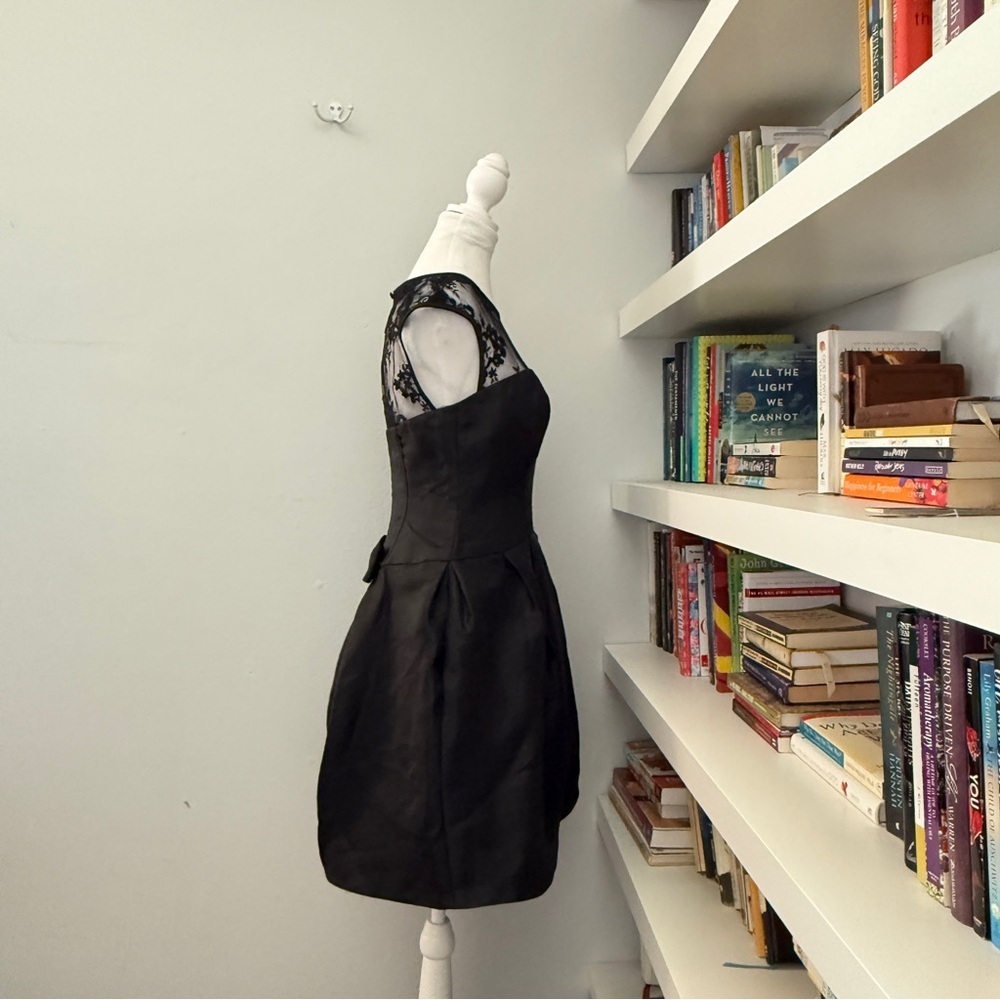 Vera Wang White Sleeveless Lace Illusion
Cocktail Dress Size 6 - Picture 6 of 11